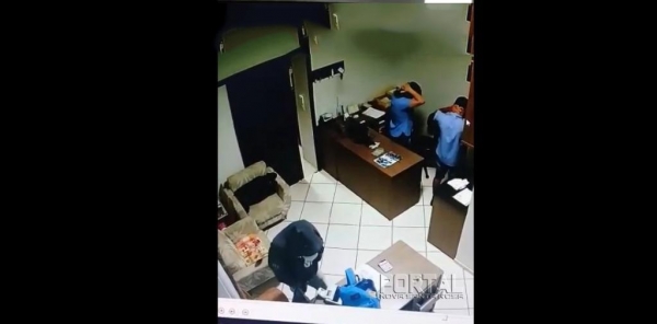 Cameras registraram o momento do crime. (Foto: reprodução)
