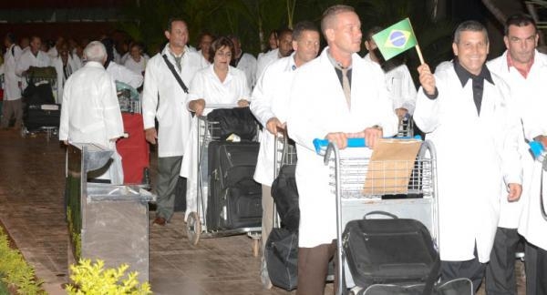 Grupo de médicos cubanos chegando ao Brasil em 2013 (Foto: Arquivo/Agência Brasil)