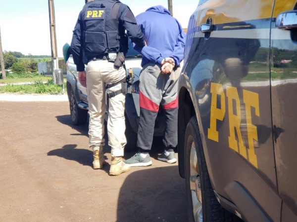 O condutor foi preso. (Fotos: PRF)