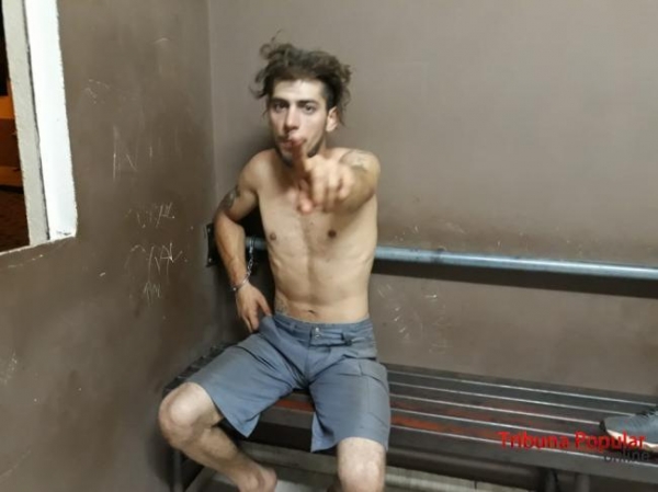 O rapaz foi preso em flagrante pela PM. (Foto: Tribuna Popular)