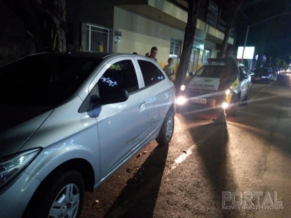 O veículo teve a lateral danificada. (Fotos: Luiz Cerny)