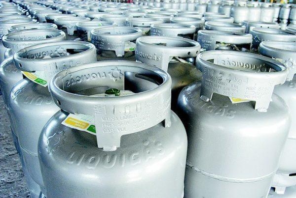 A Petrobras reduzirá em 4,7% o preço do gás liquefeito de petróleo (GLP) industrial e comercial, vendido nas refinarias em embalagens acima de 13 kg, a partir de quinta-feira (20), no primeiro reajuste realizado em dezembro, segundo informação publicada no site da estatal.  De acordo com a Petrobras, a política de precificação do insumo tem como base o preço de paridade de importação, formado pelas cotações internacionais desses produtos mais os custos que importadores teriam, como transporte e taxas portuárias, por exemplo.