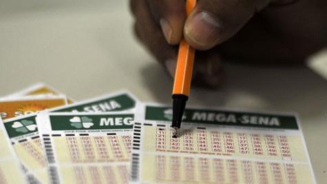 Nenhuma aposta acertou as seis dezenas da última Mega-Sena deste ano e o prêmio principal, estimado em R$ 50 milhões, acumula para a Mega da Virada que, segunda estimativa da Caixa, vai pagar agora R$ 280 milhões.  O concurso 2.109 da Mega-Sena, realizado na noite dessa quinta-feira (20) no Caminhão da Sorte, estacionado na Praça João Luiz da Silva em Conselheiro Pena, em Minas Gerais, teve as seguintes as dezenas sorteadas: 04 – 12 – 16 – 34 – 44 – 49.  A quina registrou 125 ganhadores; cada um vai receber R$ 25.268,09. A quadra vai pagar o prêmio de R$ 603,22 a cada um dos 7.480 acertadores.  O sorteio da Mega da Virada será realizado no dia 31 de dezembro, às 20h (horário de Brasília). O horário limite para as apostas é até as 16h (horário de Brasília) do dia do sorteio, que ocorrerá na cidade de São Paulo.  Mega da Virada  Para o sorteio da Mega da Virada, a movimentação de apostadores nas lotéricas aumentou na tentativa de levar o prêmio especial. O superintendente nacional de Loterias da Caixa, Gilson Braga, destaca a procura pelos bolões, um serviço que também é oferecido pela Superintendência de  Loterias da instituição . “No bolão [da Caixa], cada participante recebe um recibo de cota individual. Assim, em caso de premiação, ele tem o seu próprio recibo de cota premiado e pode retirar o prêmio de acordo com a sua conveniência”, disse.  Segundo a Caixa, para organizar um bolão, basta preencher no volante a quantidade de jogos e números por jogo e a quantidade de cotas ou solicitar ajuda ao atendente da casa lotérica. “Na Mega-Sena, os bolões têm preço mínimo de R$ 10 e cada cota não pode ser inferior a R$ 4. É possível realizar um bolão de no mínimo duas e no máximo 100 cotas.”  A superintendência informa ainda que o apostador pode comprar, também, cotas de bolões organizados pelas lojas lotéricas. Nesse caso específico, a lotérica poderá ser cobrada uma tarifa de serviço adicional de até 35% do valor da cota.  Em 2017, a Mega da Virada pagou o maior prêmio da história das Loterias da Caixa. O prêmio principal de R$ 306,7 milhões foi rateado entre 17 apostas ganhadoras e cada uma levou o valor de R$ 18.042.279,04.  A Mega da Virada não acumula, ou seja, quem não acertar as seis dezenas, o prêmio vai para quem acertar a quina. A aposta simples custa R$ 3,50 e deve ser feita nas casas lotéricas com as dezenas preenchidas em volantes específicos do concurso da Mega da Virada.
