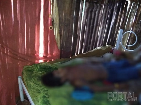 Por volta das 19h35 da noite desta terça-feira (25), a equipe de serviço da Polícia Militar de Guaíra deslocou-se até uma aldeia indígena, para atender uma ocorrência de suicídio.  No local os policiais foram informados pelo pai da vítima, que relatou que a última vez que viu seu filho de 20 anos com vida foi por volta das 17h00min, e que por volta das 19h30 a amásia do seu filho, encontrou seu convivente pendurado pelo pescoço por um cinto e um pano em cima da cama.  No desespero de socorrer, ela pegou uma faca e cortou o pano e o cinto, mas aparentemente ele já estava em óbito. Sendo que a equipe médica do SAMU foi solicitada no local, onde compareceram o médico, a enfermeira e condutor, e após verificar os sinais vitais constatou o óbito.  A equipe policial realizou o isolamento do local com fita zebrada e comunicou a ocorrência a Delegacia de Polícia Civil, sendo que compareceu no local o investigador, que assumiu a ocorrência, realizando os procedimentos de praxes e acionou o serviço funerário.