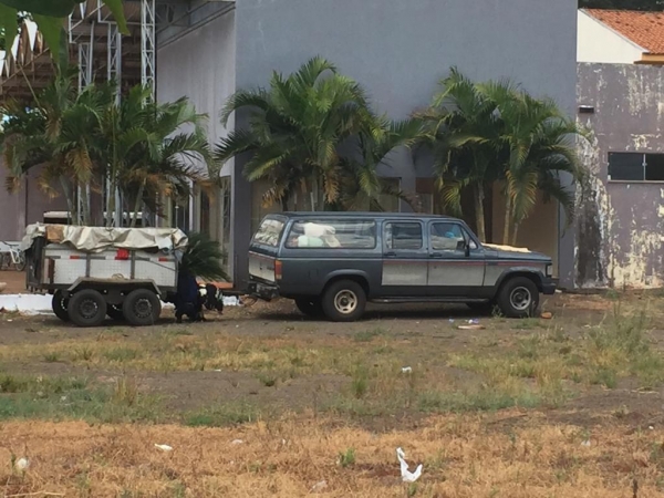 Uma caminhonete está estacionada ao lado da rodoviária com mercadorias dos ambulantes. (Foto: Portal Nova Santa Rosa)