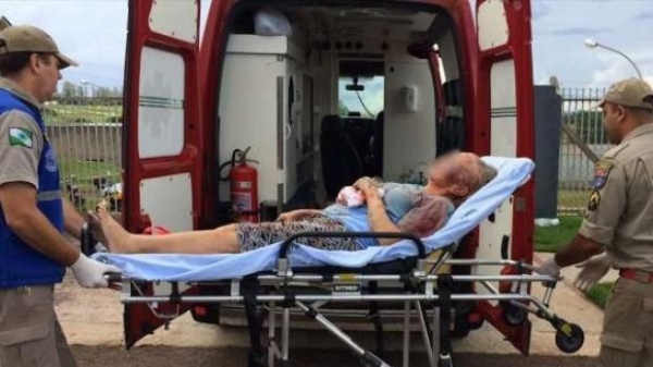 Muito debilitada, a mulher foi atendida pelos Socorristas do Siate.(Foto: Catve)