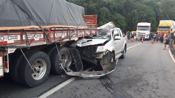 Caminhonete bateu na traseira de um caminhão na BR-277 — Foto: PRF/Divulgação