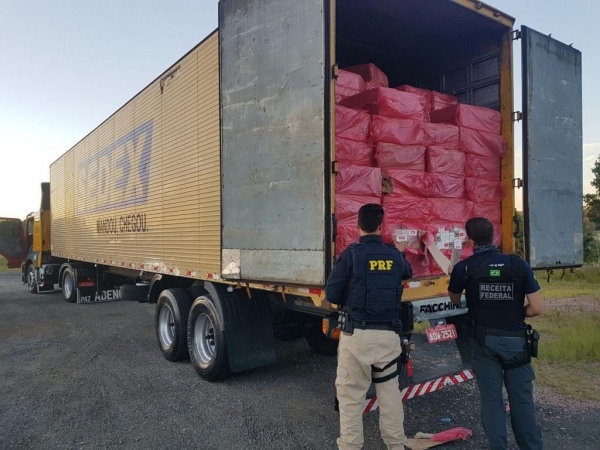 Apreensão de cigarros contrabandeados em Balsa Nova, no Paraná — Foto: PRF