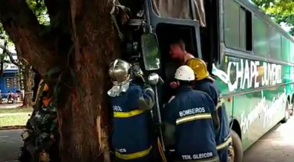 O motorista ficou preso entre às ferragens. (Foto: Plantão Maringá)
