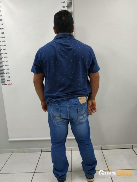O sujeito, que é servidor público, está à disposição da Justiça na carceragem local.(Foto: Guia SMI)