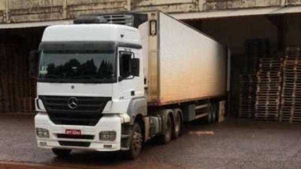 A placa do caminhão é ADT 6013, do calavo APT 5254 Mercedes 2540.(Foto: Catve)