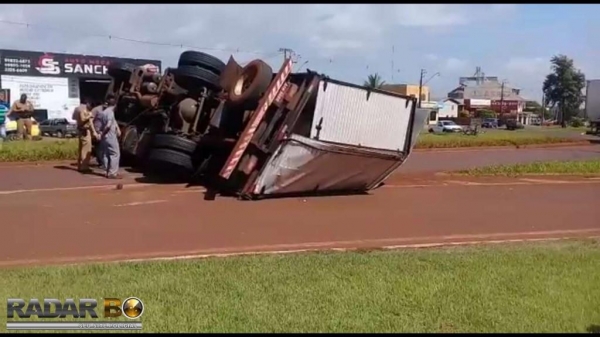 Caminhão com placas de Toledo tomba no trevo de acesso a Assis Chateaubriand