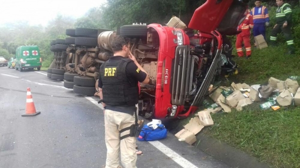 Caminhão que carregava frios tombou ao perder o controle em uma curva, na BR-277, em Irati. — Foto: Divulgação/PRF