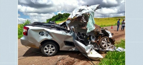 Carro bate em caminhão na PR-462. (Foto: Reprodução)