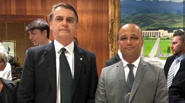 Bolsonaro e Vitor Hugo (PSL/GO): após encontro, deputado indicou que Bolsonaro não negociará, acirrando a tensão entre poderes. (Foto: Reprodução/twitter)