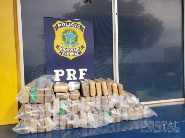 Por volta das 15h00 deste domingo (31), a equipe da Polícia Rodoviária Federal que atuava na BR 277, em Santa Terezinha de Itaipu, abordou o ônibus SCANIA/K113, com placas de Palotina.  Durante os procedimentos de fiscalização no interior do veículo foram encontradas caixas contendo diversas mercadorias sem o devido desembaraço aduaneiro, a princípio caracterizando a ocorrência de descaminho.  Os policiais ao averiguarem o conteúdo de algumas caixas descobriram diversos pacotes contendo maconha escondidos em gabinetes de computadores, totalizando 41,8 Kg da droga.  As caixas com os gabinetes estavam identificadas com o nome de uma mulher que não se encontrava no ônibus. O veículo tinha como destino a cidade de São Paulo.  Diante do fato, a droga, o ônibus e seus ocupantes foram encaminhados para a Delegacia da Polícia Federal de Foz do Iguaçu para as providências legais. Já as mercadorias fiscalizadas foram encaminhadas para a Receita Federal.