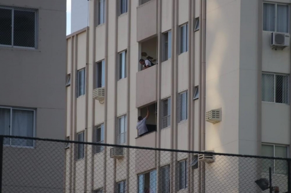 Suspeito de matar a namorada a facadas se entregou à PM após mais de 24 horas de negociação. — Foto: Luiz Souza/NSC TV
