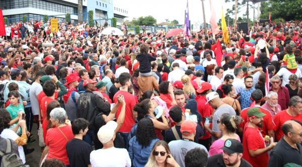 iManifestantes em frente à sede da PF, ontem (Foto: Valquir Aureliano)