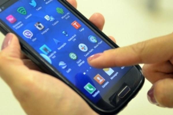 Os estudantes que contrataram o Fundo de Financiamento Estudantil (Fies) pelo Banco do Brasil e estão com prestações em atraso podem renegociar os débitos pelo celular. A instituição financeira criou um espaço no aplicativo para formalizar as renegociações.  A ferramenta vale para estudantes que contrataram o financiamento até 2017, estão com atrasos acima de 90 dias e não são alvo de ações judiciais. O prazo de contratação vai até 29 de julho.  A ferramenta de renegociação de operações do Fies por dispositivos móveis é oferecida em caráter exclusivo pelo Banco do Brasil. Para acessá-la, basta entrar no aplicativo do Banco do Brasil, clicar no menu Solução de Dívidas e escolher a opção Renegociar Fies.  Condições  Por meio da renegociação, o estudante poderá incorporar as prestações em atraso ao saldo devedor, gerando novo valor para a parcela a ser pago até o fim da operação. Caso o período de amortização (pagamento do principal da dívida) seja inferior a 48 meses, o cronograma de pagamento será ampliado até completar esse período.  Em troca da adesão, o estudante terá de pagar uma entrada de pelo menos R$ 1 mil ou o equivalente a 10% do saldo consolidado da dívida vencida, prevalecendo o maior valor.  A renegociação exclusiva pelo aplicativo está disponível para as operações com garantia exclusiva do Fundo de Garantia de Operações de Crédito Educativo (FGEDUC). A ferramenta também pode ser usada pelos clientes com fiador e para os serviços de consulta e de simulação. Nesses casos, porém, o cliente terá de ir a uma agência para concluir a renegociação iniciada no aplicativo.