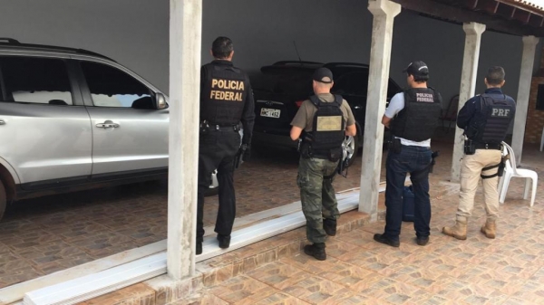 Pelo menos dois dos veículos tinhas sinais de adulteração e devem ser produto de furto ou roubo.(Fotos: PRF)