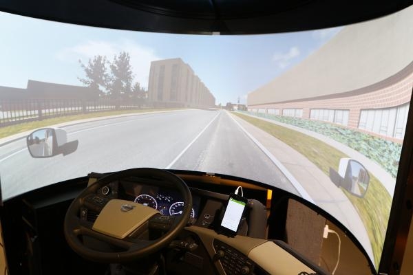 Novo simulador no Memorial do Trânsito: de celular ao volante (Foto: Franklin de Freitas)