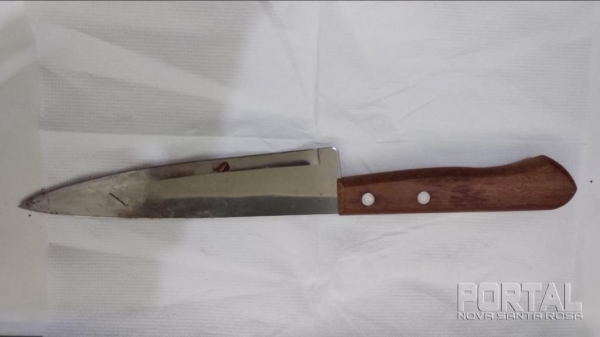 Faca usada no crime e apreendida pela PM.(Foto: Reprodução)