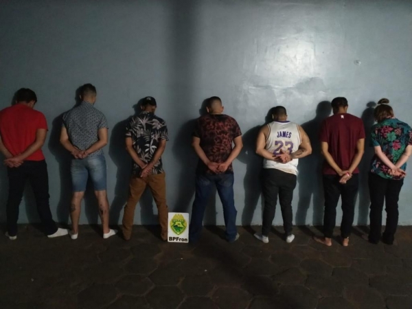 Jovens detidos pela polícia. (Fotos: BPFron)