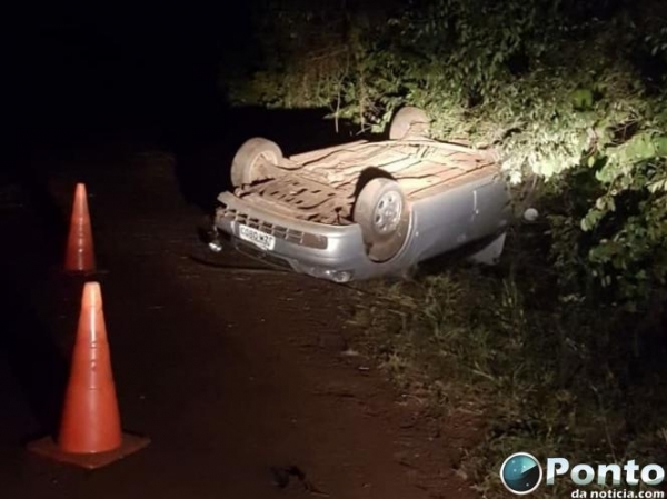O carro ficou bastante danificado com o acidente. (Foto: Ponto da Notícia)