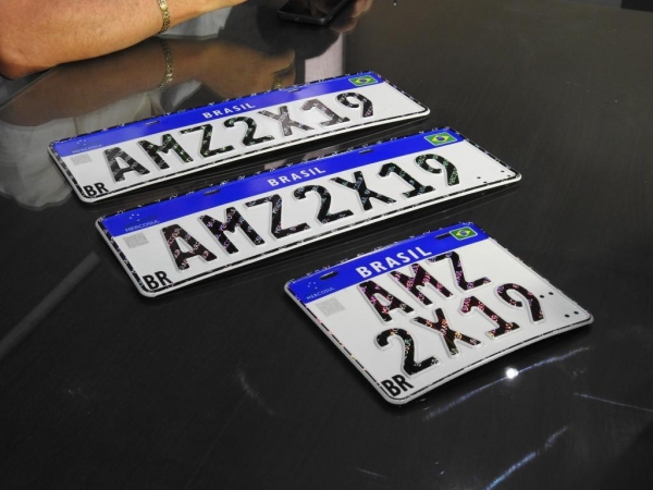 Placas do modelo Mercosul entram em vigor a partir do dia 10 no Amazonas — Foto: Eliana Nascimento/G1