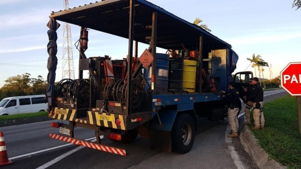 Droga estava em um fundo falso do caminhão, de acordo com a PRF — Foto: Divulgação/PRF