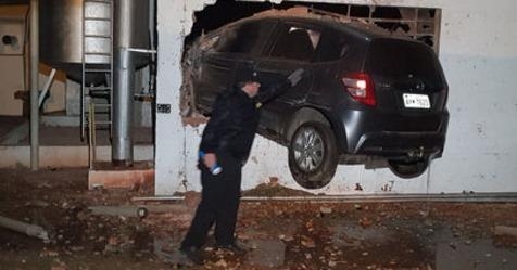 Seguranças da empresa ouviram o estrondo e logo depois encontraram o carro daquela forma.(Foto: Plantão 190)