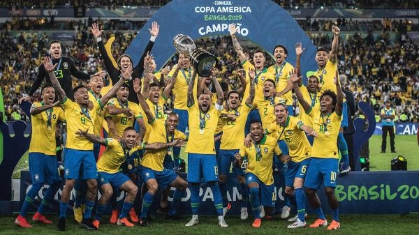 Jogadores do Brasil comemoram o título com a taça na mão (Foto: Pedro Martins / MoWa Press)
