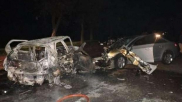 Após a batida, o Palio começou a pegar fogo. (Foto: Reprodução)