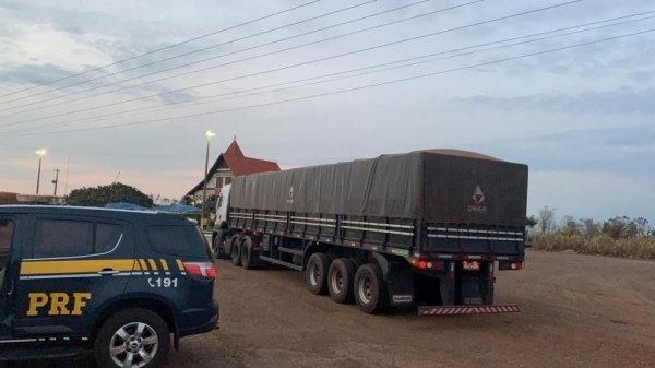 A Polícia Rodoviária Federal (PRF) apreendeu, nesta sexta (19), 963 quilos de maconha, 460 mil carteiras de cigarros contrabandeados e recuperou dois veículos roubados em 2016.  Na madrugada de sexta-feira (19), por volta das 2 horas, agentes da PRF deram ordem de parada a um motorista que conduzia uma Renault Master, mas este fugiu. Em acompanhamento ao veículo, pela BR-272, em Guaíra, em dado momento, o motorista abandonou o veículo e correu em direção a uma mata próxima e não foi localizado. No veículo, estavam 60 mil carteiras de cigarros contrabandeados do Paraguai. Os policiais verificaram que o veículo de carga havia sido roubado em Passo Fundo (RS), em março de 2016 e estava com placas falsas. O veículo foi lacrado e enviado para a Receita Federal.  Por volta das 2h10, agentes da PRF tentaram abordar um motorista de uma Palio Weekend, na BR-272, em Guaíra. O motorista fugiu e foi perseguido pela equipe. Em dado momento, ele saltou do veículo e se embrenhou em uma vegetação e não foi localizado. No carro, foram encontrados 1,5 mil carteiras de cigarros contrabandeados. O carro também foi encaminhado para a Receita Federal.  Cerca de 3 horas, agentes da PRF e da Denarc, em operação conjunta, deram ordem de parada a um Corolla com placas paraguaias, mas o motorista fez o retorno e fugiu. Ele foi perseguido pela BR-163, na ponte Ayrton Senna, mas abandonou o carro em movimento e fugiu em direção a uma mata lindeira e não foi encontrado. No carro, havia 963 quilos de maconha. Ainda, descobriram que o carro havia sido roubado em São Paulo (SP), em junho de 2016. A ocorrência foi encaminhada para a Polícia Civil em Cascavel (PR).  Ao amanhecer, por volta das 7h, agentes da PRF tentaram abordar um motorista de uma carreta, mas ele desobedeceu a ordem e fugiu, na BR-163, em Marechal Cândido Rondon (PR). Ele foi perseguido mas conseguiu fugir e se escondeu em uma plantação. No caminhão, foram encontrados 400 mil carteiras de cigarros contrabandeados do Paraguai. O caminhão estava com placas falsas e foi encaminhado, junto com os cigarros, para a Receita Federal em Guaíra.