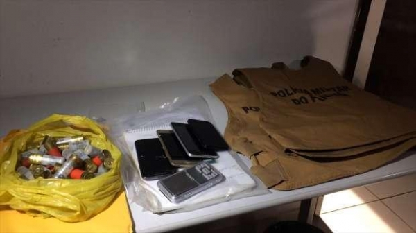 A Polícia Civil apresentou os materiais apreendidos durante operação contra quadrilha especializada em assalto a compristas nas principais rodovias do Paraná.   As ações foram deflagradas durante a manhã de terça-feira (30), com cumprimento de sete mandados judiciais - sendo eles seis de busca e apreensão e um de prisão preventiva.   Nos imóveis vistoriados nos Bairros Cascavel Velho e Esmeralda, os agentes encontraram 38 munições calibre 12, coletes da Polícia Militar, celulares e drogas. 