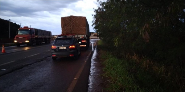 O caminhão seguia Toledo a Cascavel. (Fotos: BPFron)