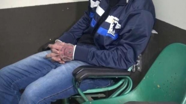 Um traficante foi preso pela Polícia Militar, na madrugada de quinta-feira (22), ao retornar à rodoviária de Cascavel para buscar uma mala recheada de maconha que havia sido apreendida momentos antes. Ao todo, foram apreendidos 16 tabletes da droga e mais um pacote de skunk - uma variação de maconha com concentração maior de substâncias psicoativas.  A droga era transportada em um ônibus da linha Foz do Iguaçu/Curitiba e foi descoberta após funcionários da empresa responsável pelo coletivo desconfiarem do forte odor durante verificação das bagagens. Policiais militares do setor Centro foram até o local e encontraram a grande quantidade de maconha dentro da mala.  Em nova contagem de passageiros, foi notada a falta de um deles, exatamente o proprietário da mala, que fugiu ao perceber que a PM foi chamada. No entanto, pouco tempo depois, ele retornou ao terminal em busca da bagagem \