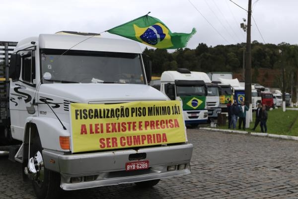 Desde a segunda-feira a categoria realiza atos na Grande Curitiba (Foto: Franklin de Freitas)