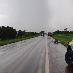 Chovia no momento do acidente ocorrido na BR-364, sentidos Candeias do Jamari e Ariquemes. — Foto: Divulgação/PRF