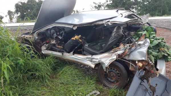 Carro de vítima de 50 anos ficou destruído com impacto do acidente na BR-364. — Foto: Divulgação/PRF