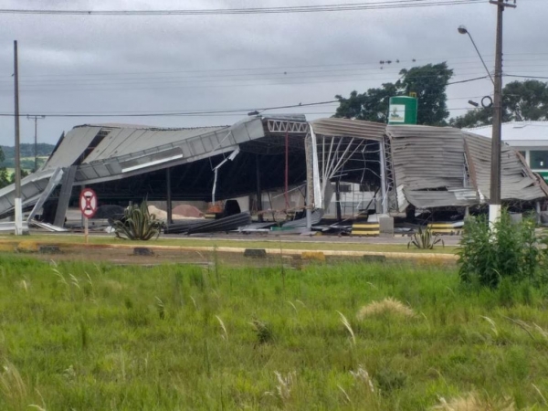 Telhado do posto desmoronou durante o vendaval — Foto: Edenilson Gasparello/Arquivo pessoal