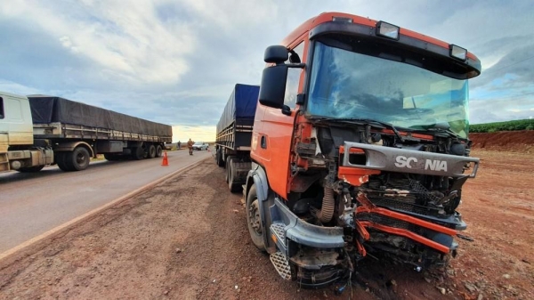 Veículos bateram de frente na PR-323, em Paiçandu — Foto: Rildo Herrera/RPC
