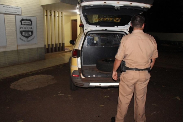 Momento em que o policial encaminha o nova-santa-rosense para a delegacia. (Foto: Portal Nova Santa Rosa)