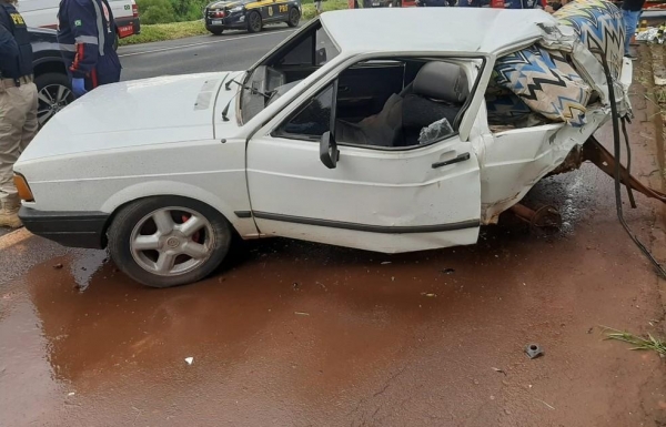 Caminhão bateu na traseira do carro na BR-369, em Santa Mariana, na região norte do Paraná — Foto: Divulgação/PRF