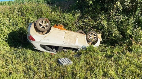 Segundo o Corpo de Bombeiros, carro tombou sobre a vítima na PR-540 — Foto: Lucas Henning/RPC