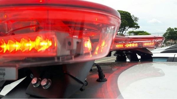 Nesta sexta-feira, por volta das 18h10 uma equipe policial foi acionada via central para deslocar até o cruzamento da Rua Willy Barth com Rua Natal, no distrito de Três Irmãs, em Mercedes para atendimento de acidente de trânsito.  No local em contato com o solicitante, o mesmo relatou que havia ocorrido um acidente entre um automóvel e uma motocicleta, e que ambos os veículos fugiram do local.  Durante a coleta de dados com o solicitante, foi avistado um dos veículos envolvidos no acidente transitando a cerca de uma quadra, assim foi realizado abordagem sendo identificado o condutor o qual estava com a carteira nacional de habilitação suspensa e apresentava vários sinais de embriagues como: forte odor etílico, fala embargada, desordem nas vestes, sonolência e olhos avermelhados, e ao ser perguntado se havia ingerido bebida alcoólica o mesmo respondeu que sim, que havia bebido mais de uma caixa de cerveja.  Diante dos fatos o mesmo foi encaminhado até a sede da 2ª Cia da Polícia Militar de Marechal Cândido Rondon, onde foi ofertado o teste do etilômetro, porém se negou a fazê-lo, em continuidade, após a negativa do abordado, foi lavrado o termo de constatação de sinais de alteração da capacidade psicomotora, feito o recolhimento do veículo ao pátio do DETRAN, sendo encaminhado a 47ª DRP para ser adotadas as medidas cabíveis.