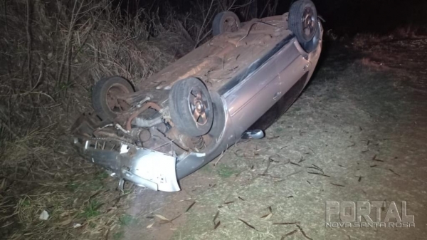 O carro parou no acostamento. (Fpto: Portal Nova Santa Rosa)