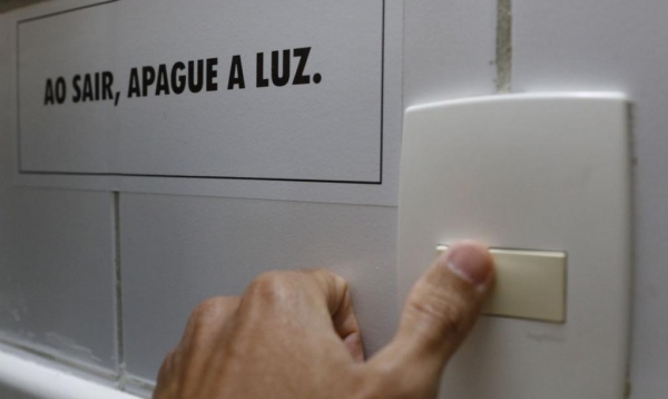 Conscientizar a população sobre a importância de economizar energia elétrica, evitando desperdícios, é o objetivo de uma campanha nacional lançada esta semana pela Associação Brasileira de Distribuidores de Energia Elétrica (Abradee), Agência Nacional de Energia Elétrica (Aneel) e Ministério de Minas e Energia (MME).  Realizada também em anos anteriores, a Campanha de Uso Consciente de Energia deste ano coincide com o que especialistas consideram a pior crise hídrica dos últimos 91 anos. Desde o fim do ano passado, o volume de chuvas registrado em algumas regiões do país tem ficado abaixo da média histórica para o período, afetando reservatórios de água e, consequentemente, a produção de energia hidrelétrica, exigindo o acionamento do parque termelétrico, o que encarece a produção.  Com o mote Energia Elétrica: se Desperdiçar, vai Faltar, a iniciativa prevê duas fases: na primeira, a ideia é conscientizar a população sobre a atual situação; na segunda fase, prevista para ser lançada em setembro, os organizados intensificarão a divulgação das formas de consumo mais consciente e sustentável.  “A divulgação da campanha foi estrategicamente pensada de forma a atingir o público em geral, de forma segmentada e com uma cobertura precisa. Para isso, a iniciativa procura acompanhar a rotina diária e comportamento da população, segmentando as divulgações conforme cada um destes diferentes targets [público]”, explica, em nota, a diretora de comunicação da Abradee, Sigrid Guimarães.  Além da veiculação de peças publicitárias na televisão, rádio e internet, a campanha também conta com um site que dá dicas sobre como economizar energia no dia a dia.  Considerada de utilidade pública, a campanha é realizada com recursos federais do Programa de Eficiência Energética da Aneel, cuja diretoria aprovou sua realização no início de julho, com o objetivo de reduzir os riscos que a crise hídrica representa ao fornecimento de energia elétrica. A iniciativa também foi aprovada pelo Comitê Monitoramento do Setor Elétrico (CMSE)