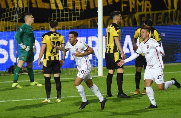 Terans corre para comemorar o golaço de bicicleta (Foto: Dante Fernandez/Dia Esportivo/Estadão Conteúdo)