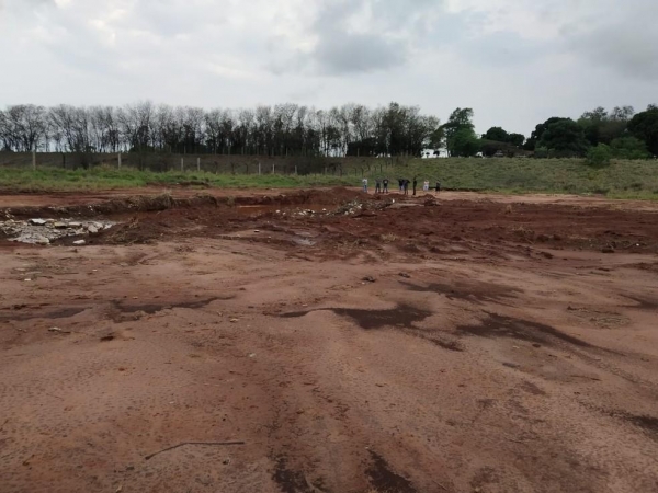 Um homem e uma criança desapareceram em grande poça de lama que se formou em um local utilizado como estacionamento, em Rondon — Foto: Corpo de Bombeiros/Divulgação